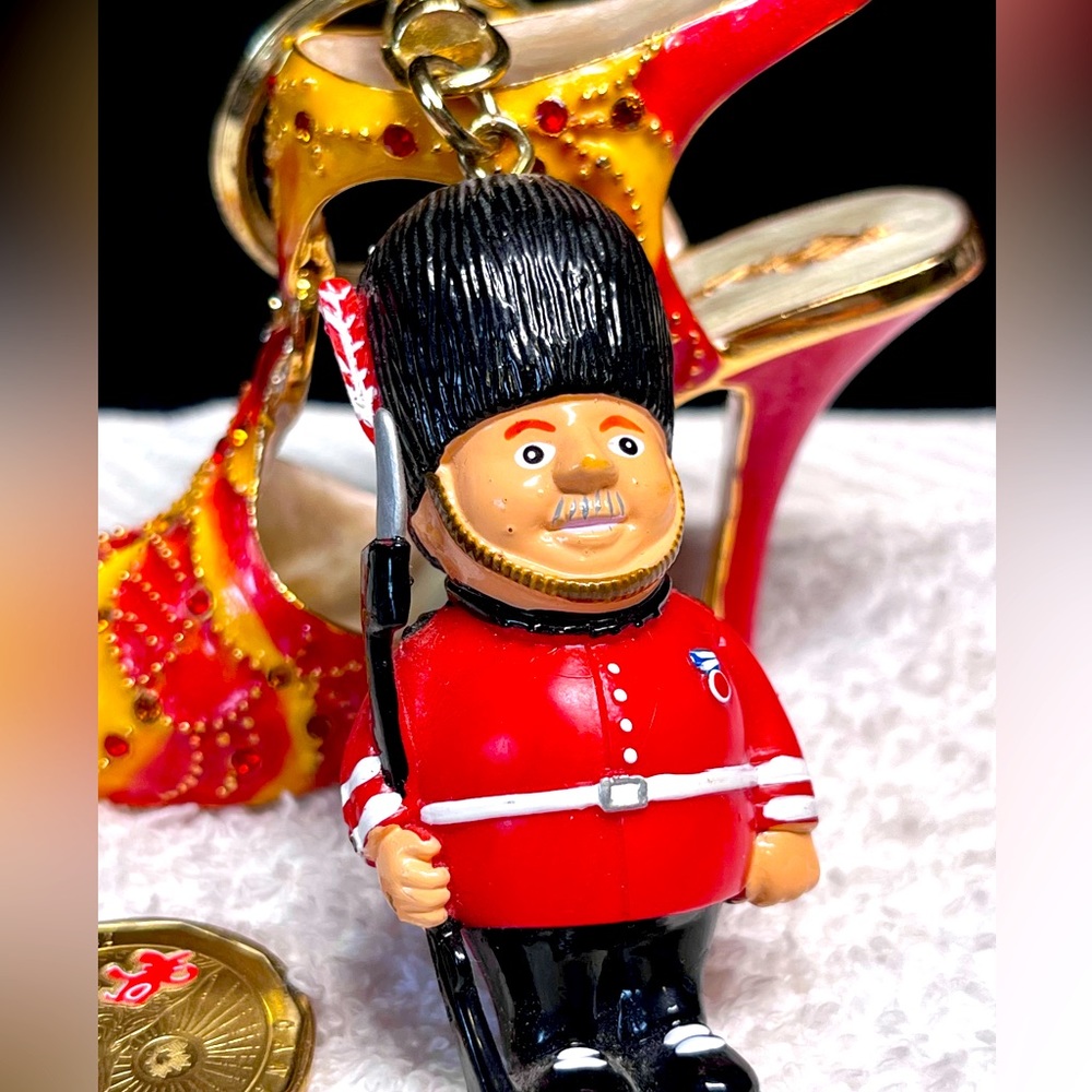 LAST CHANCE Vintage beefeater keychain